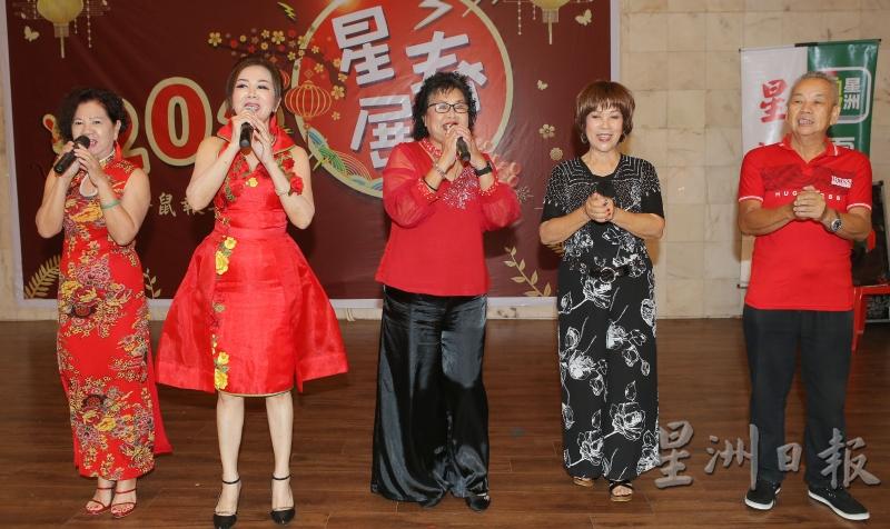 来自慧琳歌唱中心的学员呈献充满新春气息的新年歌曲。（图：星洲日报）