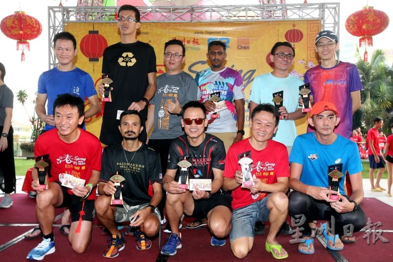 刘威良（后排左三）颁发奖品予初级男宿将组（35岁以上）的优胜者。（图：星洲日报）