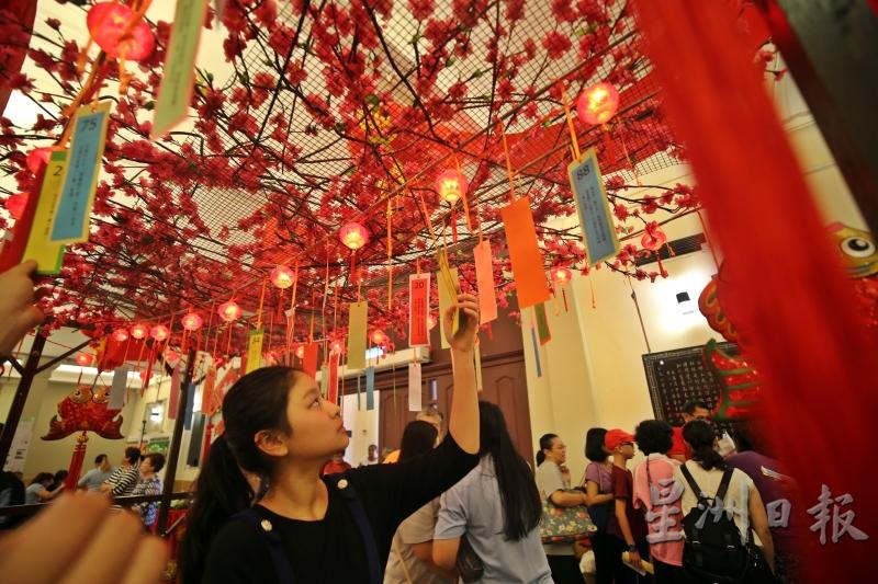 新年文化嘉年华现场张灯结彩，展现浓厚春意。