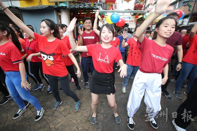 充满活力年轻人在茨厂街中心演出团康舞蹈，炒热现场气氛。