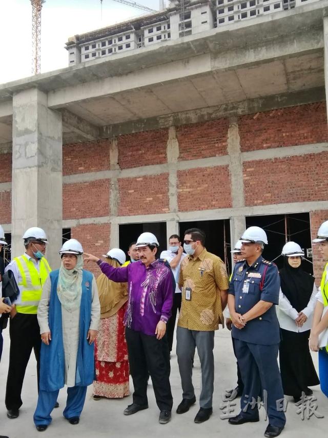 祖莱达（左二）在郭元平（右五）的陪同下参观“Sireh Residence”公务员房屋计划的建筑进度。