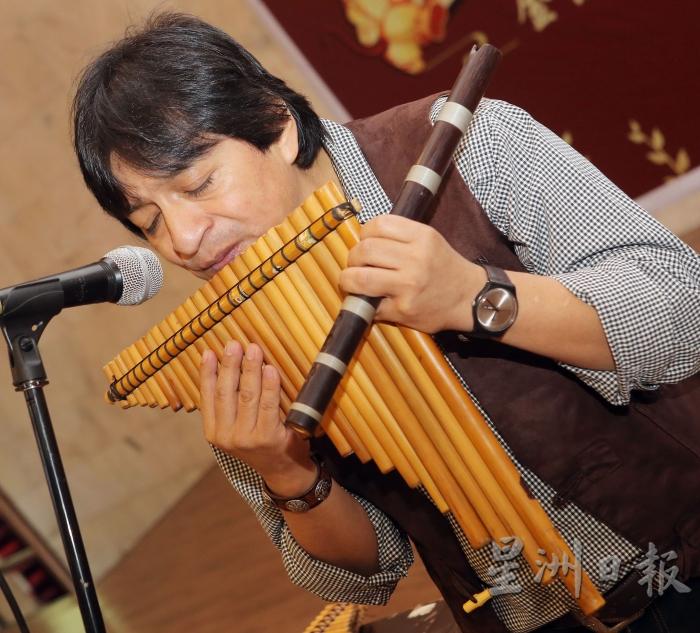 美籍印地安人Wilson Lema 使用该族的传统乐器奏出首首精彩的乐曲。（图：星洲日报）