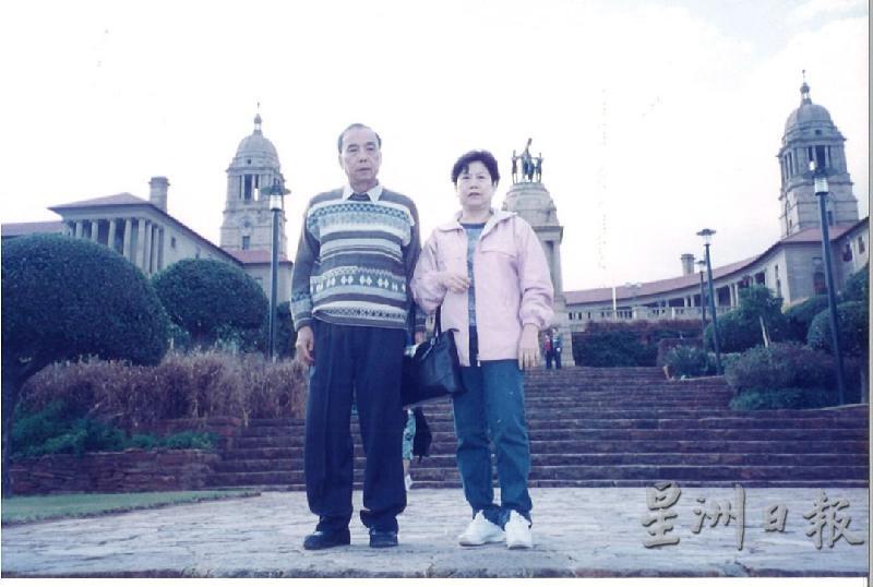 蔡明辉（左）与妻子黄妹英相濡以沫，一人主外，一人主内的打理生意及家庭。