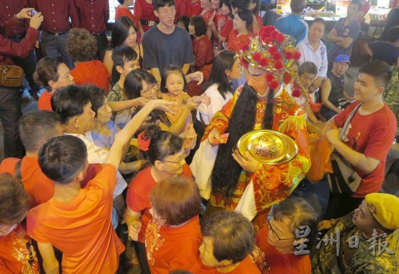 最受欢迎的财神爷出现，民众纷纷讨红包。