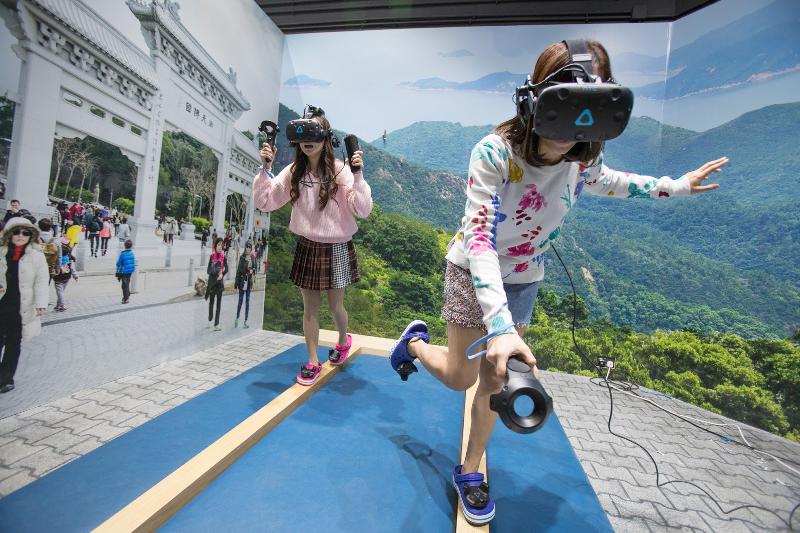 360VR体验馆体验虚拟实境。