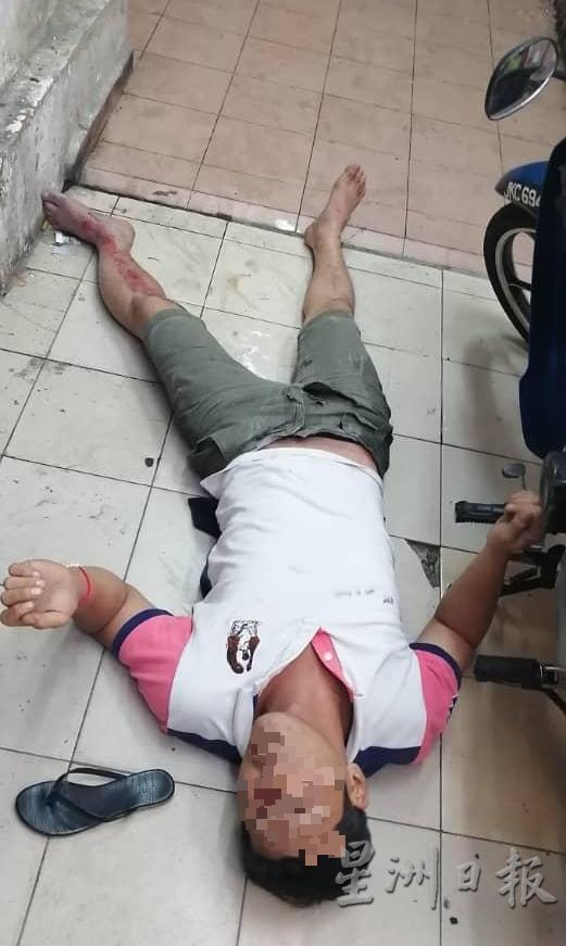 受害男子被撞后躺在地上等待救援。