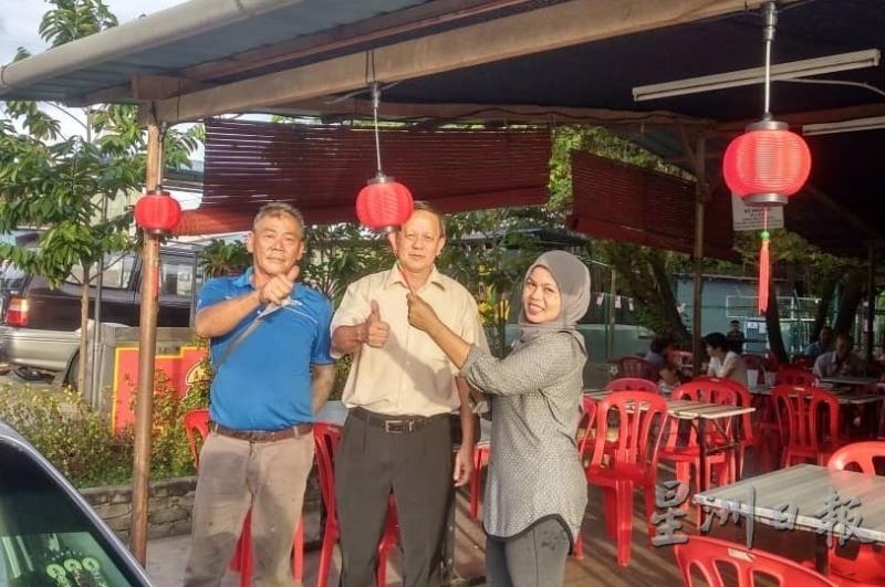 （左起）沈玉发、胡智云赞助马来业者新春灯笼。（图：星洲日报）