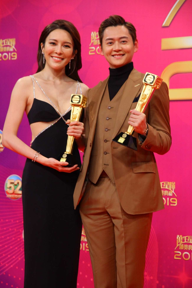 张曦雯（左）以及张振朗喜获飞跃进步男女艺人奖。
