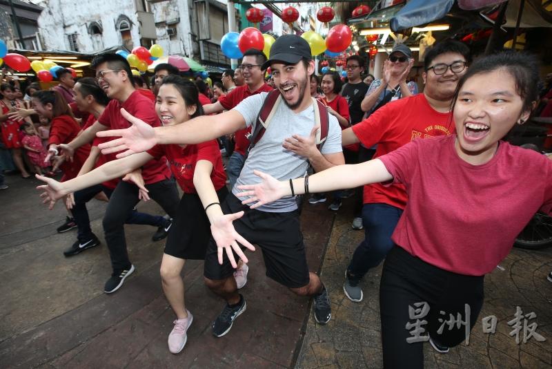 有外国游客即兴加入团康队伍一起跳舞。