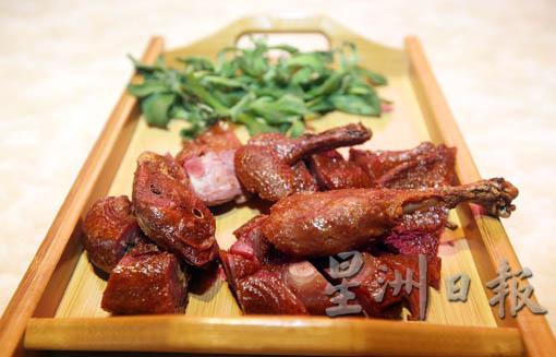酱香鸭／RM28：以冰菜拌碟的酱香鸭外皮香酥，是四川的特色下酒菜。
