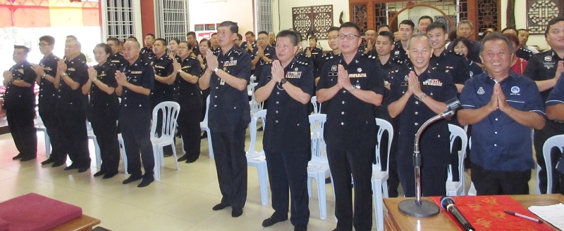 林鸿选（前排右五）在2019年霹雳州警方主办的祈福消灾法会上，与各华裔警官一齐合掌，向佛祈福。