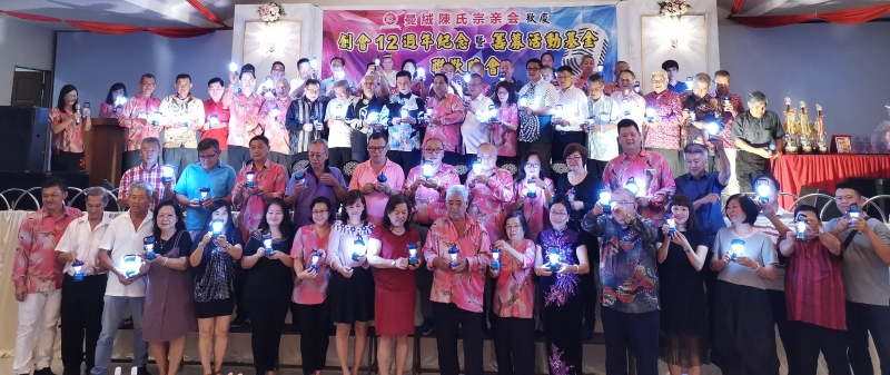 热心捐助的人士受邀为曼绒陈氏宗亲会创会12周年庆典晚宴主持亮灯开幕仪式。