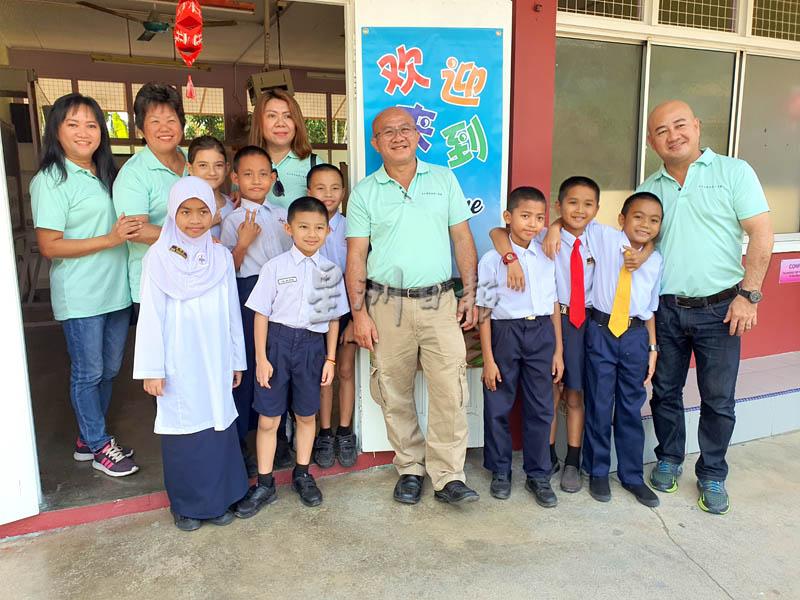明南小学的四年级生和吉北华教发展工委会理事合照。