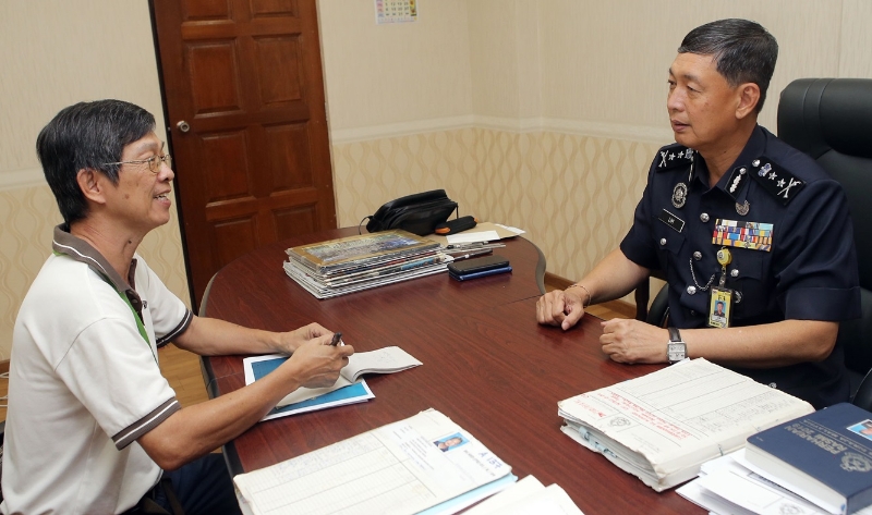 林鸿选（右）接受本报高级记者潘永华专访，畅谈35年在警队服务的生涯。