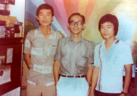 1977年，谢裕民（右）与哥哥希尼尔和小说家姚紫合照。