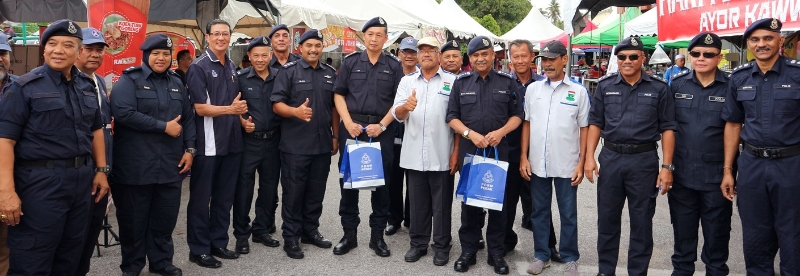 林鸿选（左）在一项高调警政活动中，与霹雳州高层警官合影，前排右五是纳沙鲁丁。