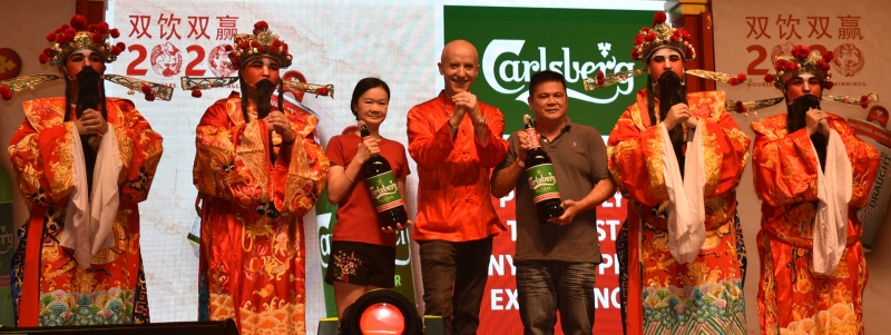 葛利尼（左四）颁发限量版3公升Carlsberg酒瓶给2名幸运儿。