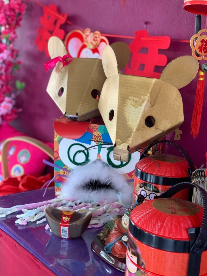 轰埠华小配合金鼠年所制的装饰品，为了分辨鼠男和鼠女，还特别为老鼠加上黑胡子和红色发带 。