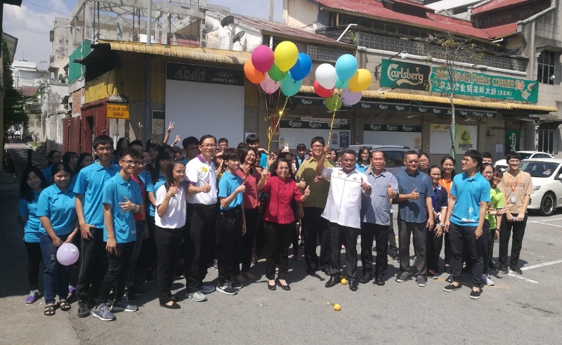 伍淑勤（前左起）和莫哈末卡迪里在来宾和中文组讲师陪同下，在停车场主持升放气球仪式。