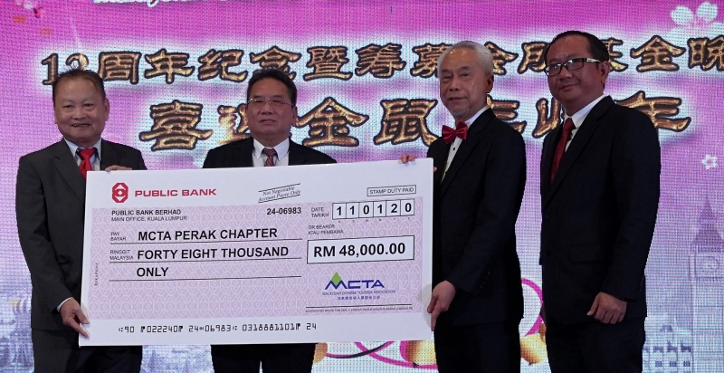 刘伟康（右起）陪同陈三顺在包一雄见证下，移交4万8000令吉款项给余细俤，作为霹州分会会所基金。