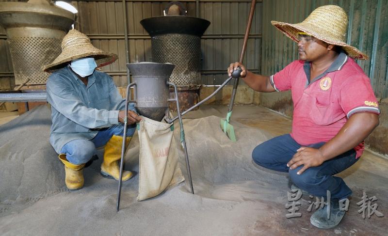 员工使用麻袋包装锡苗后，就会出售给熔锡厂进行熔锡的工作。