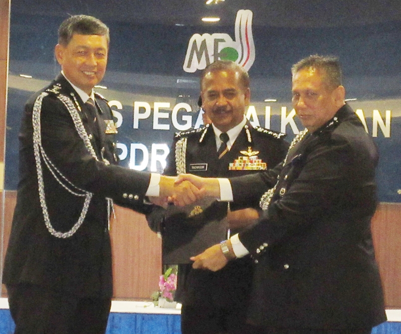 林鸿选（左）移交霹雳州副总警长职权给玛兹兰，纳沙鲁丁（中）见证。
