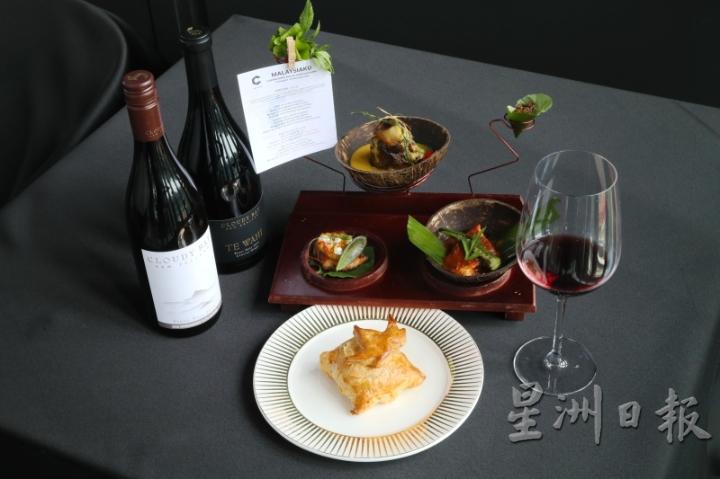 云雾之湾2015年份缇华怡黑皮诺葡萄酒搭配本地美食仁当鸡。

