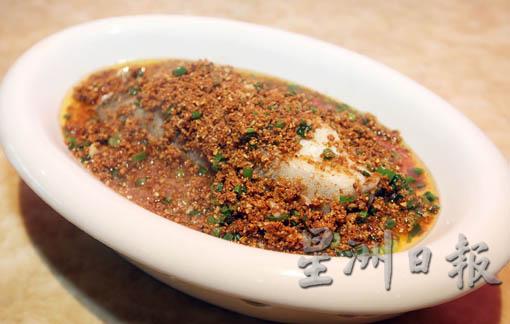 豆酥鳕鱼／RM68：铺满在鳕鱼身上的香酥乍看像炸得金黄色的蒜蓉，但其实是豆渣。