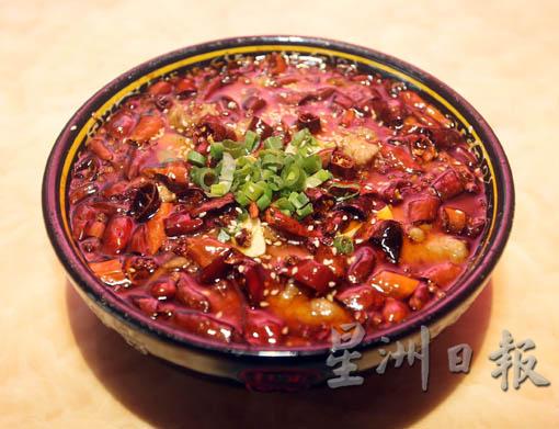 麻辣香锅／RM88：像在淘宝的一道菜，大锅中除了明显可见的虾，隐藏在里头的排骨、鱿鱼、鸡肉、牛蛙得用筷子慢慢淘。