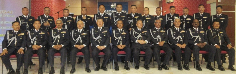 林鸿选（坐者左五）荣休，与霹雳州警察总部警官和各警区主任合影留念。坐者右六是纳沙鲁丁。