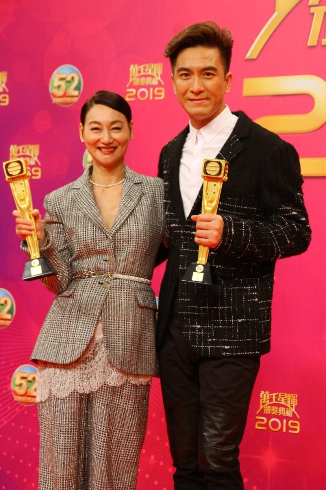 马国明（右）以及惠英红荣膺《万千星辉颁奖礼2019》视帝视后。