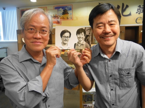 2014年，谢裕民到南大当驻校作家期间，与新加坡小说家英陪安合照。手中照片为两人在1988年的合照。