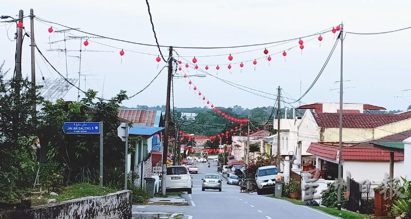 沙令新村大街已吊上红彤彤的灯笼，营造新春氛围。