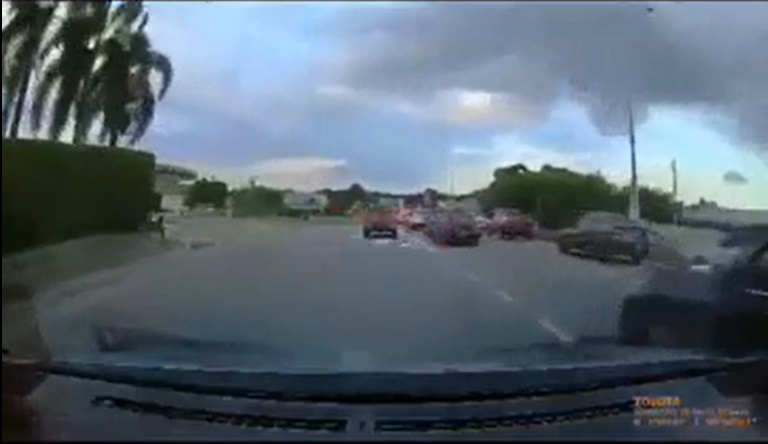视频开头显示，事主行驶在左边车道，右边车道则出现空位。