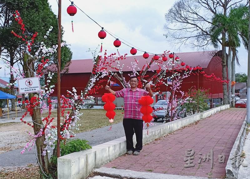 老街已挂上灯笼及梅花树，展现了红彤彤的新年气氛。