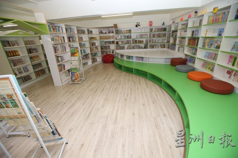 文良港民义华小图书馆目前共有4万6000本图书，校方也计划再增加更多图书。