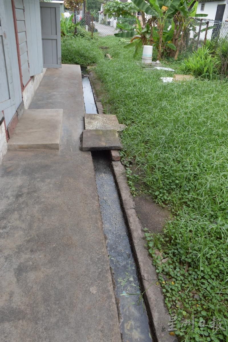 陈明琍的老屋沟渠，因屋后排水不通导致沟渠阻塞滋生蚊子，住家卫生状况不如意，希望当局能寻策解决。
