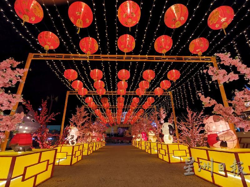 青龙宫在入口处两旁设立了十二生肖花灯，配搭茂密的梅花装饰，令人犹如步入梦幻的境地。
