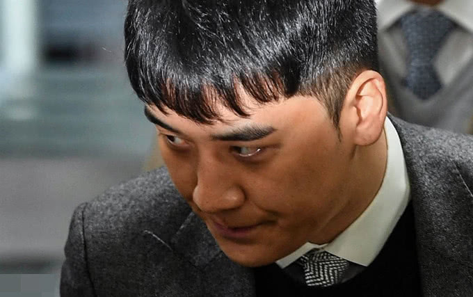 胜利现身首尔中央地方法院时，黑眼圈明显。而他的拘捕令再被驳回，不用坐牢。