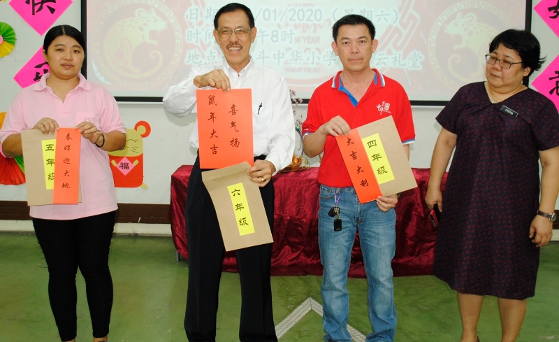 谢协霓（左起）、郑添吉和张志雄受邀主持启封礼，右一是庄月丽。