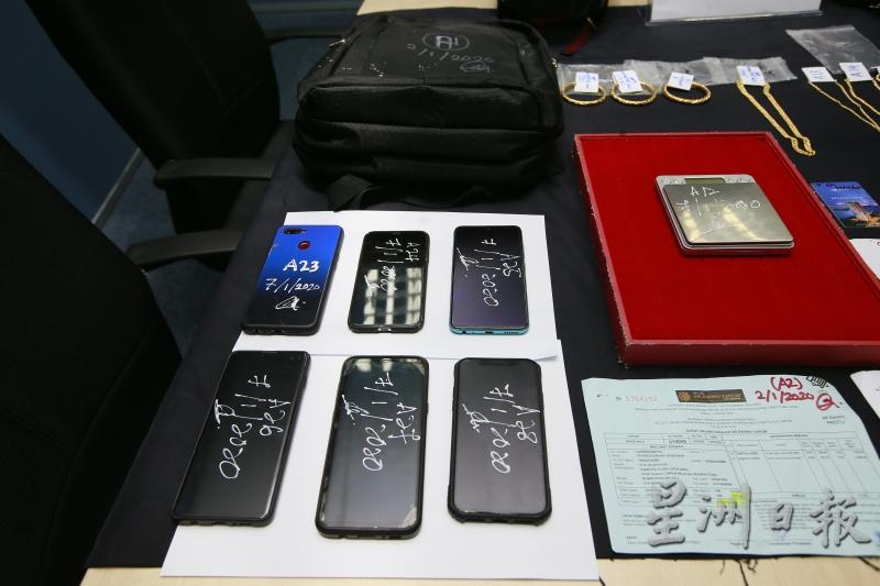 警方起获的6部手机、电子秤、背包、金手镯及交易收据。