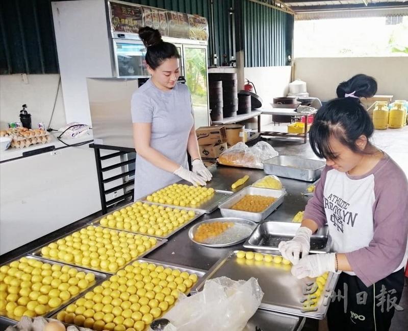 吴婉淇与员工在年关将至日夜赶工制作凤梨酥，忙得不可开交。