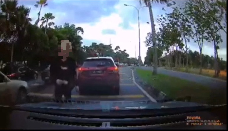视频内容显示，金发男将车辆停在左边车道后，持棍下车走向事主轿车。（请协助蒙男子脸部）