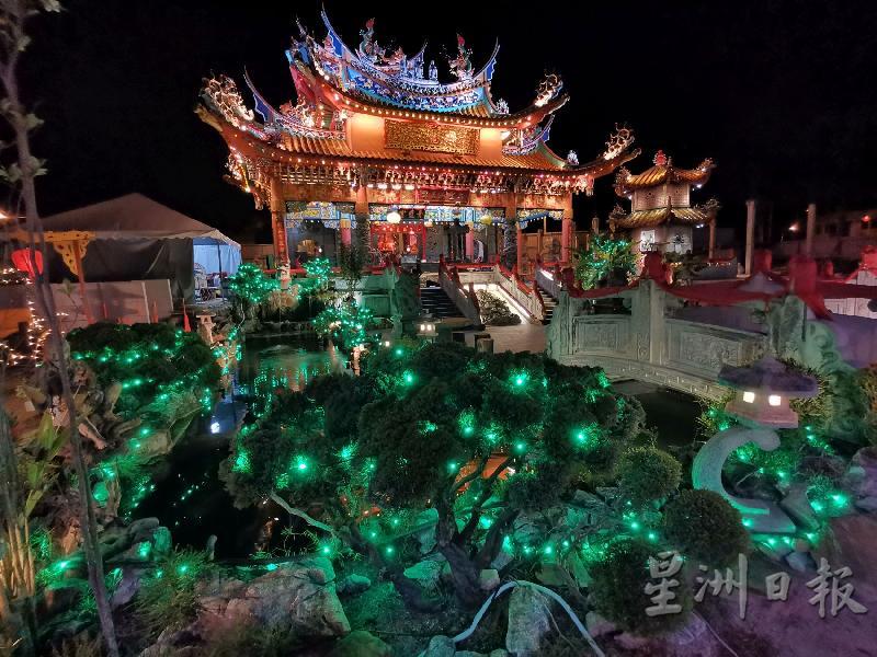 宫庙前的池塘周围也缠上灯饰，让市民和游客找到一种放松情绪的感觉。