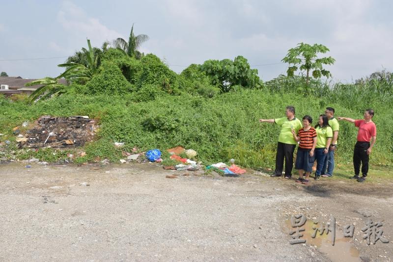 林上根（左一起）、陈明琍、陈丽娜和颜铭宽等，不满意当局没有采取对策清理私人地和垃圾，导致老屋主无辜患蚊症而亡。