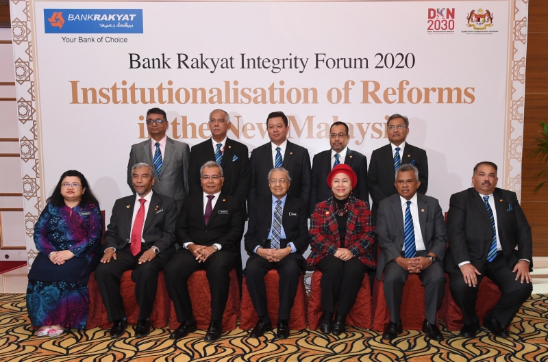 首相敦马哈迪（前排中）出席人民银行2020廉正论坛后与出席嘉宾合照。出席者包括企业发展部长拿督礼端（前排左三）和人民银行主席拿督诺丽芭（前排右三） 。