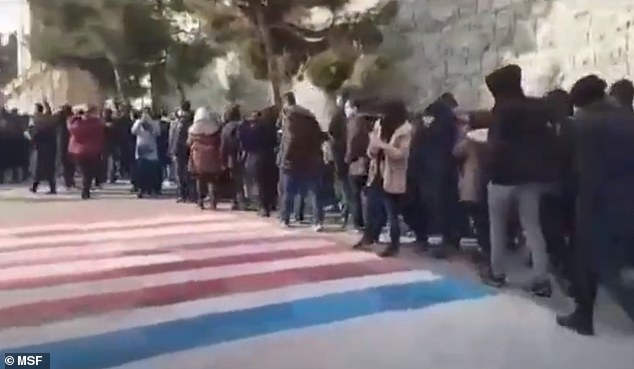伊朗爆发反政府示威，网上片段显示，在沙希德贝赫什提大学的入口，怀疑政府派人将美国和以色列国旗涂在地上，供人践踏，惟示威学生没有踏在上面。（互联网照片）