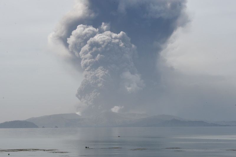 塔阿尔火山爆发，打乱了菲律宾各行各业。（：法新社）