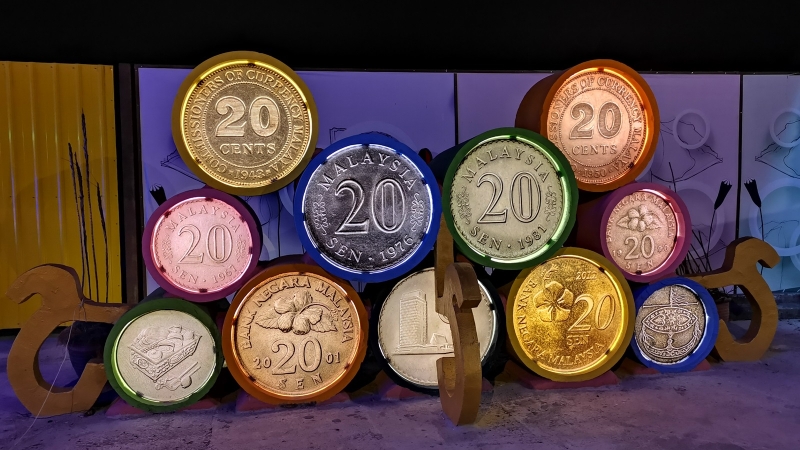 代表着每个年代的20仙钱币，迎接2020。

