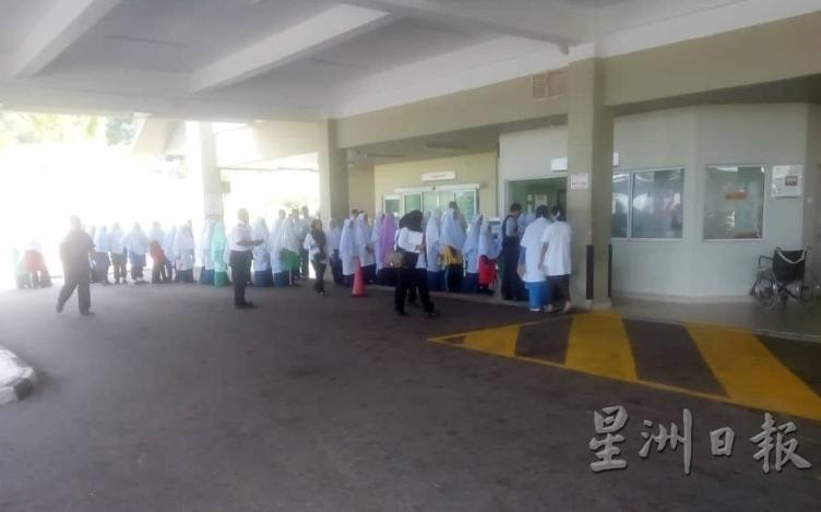 根据网民上载到脸书一专页的照片显示，大批学生在居銮中央医院门口列队。